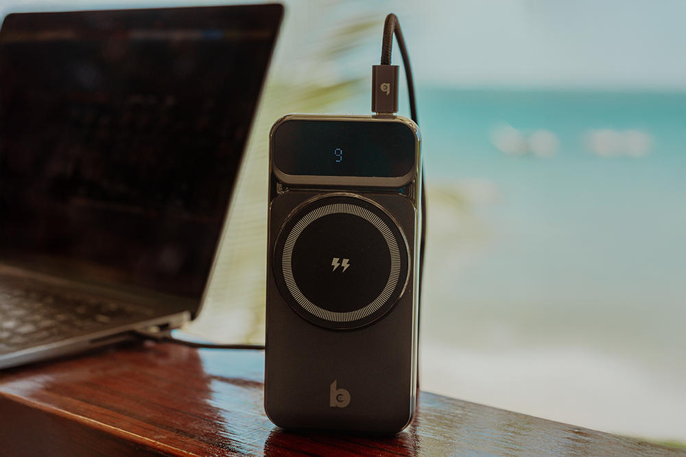 magsafe powerbank die een laptop oplaad achtergrond als zee