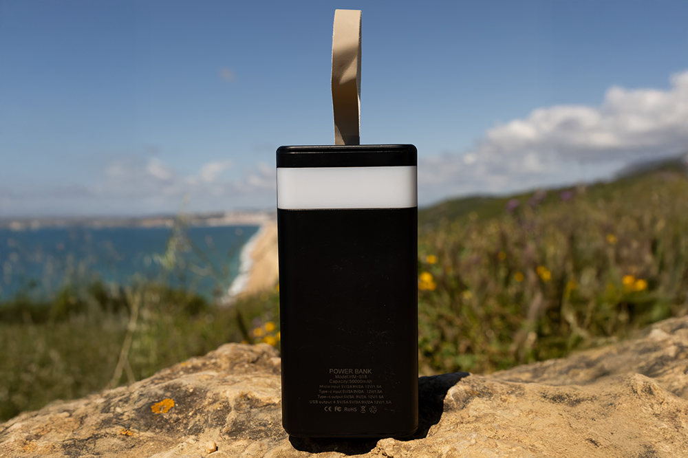 powerbank als noodpakket met reis achtergrond