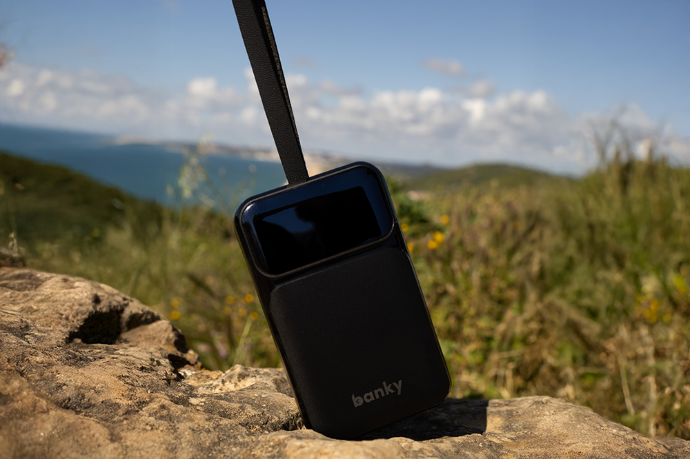 powerbank geschikt voor in het vliegtuig met achtergrond op reis