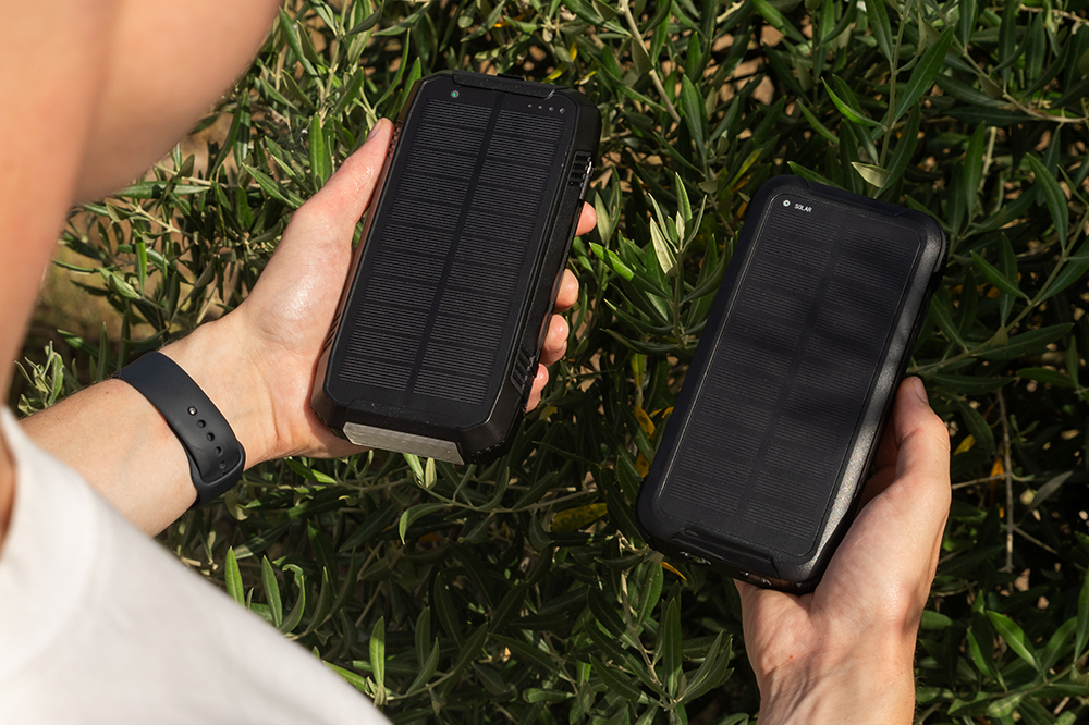 solar powerbanks vastgehouden in hand door gebruiker