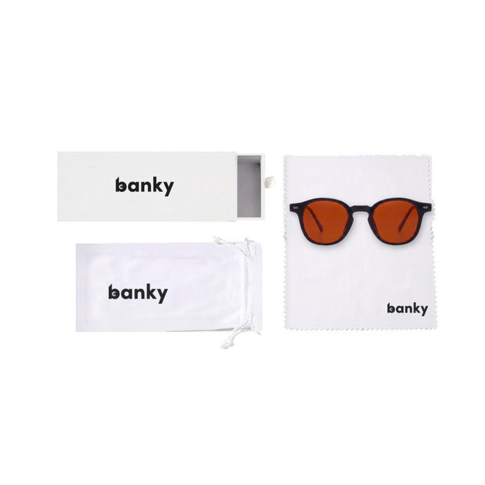 Witte Banky box set: schuifdoos als brillenkoker, bewaarzakje, poetsdoekje en de zwarte bril