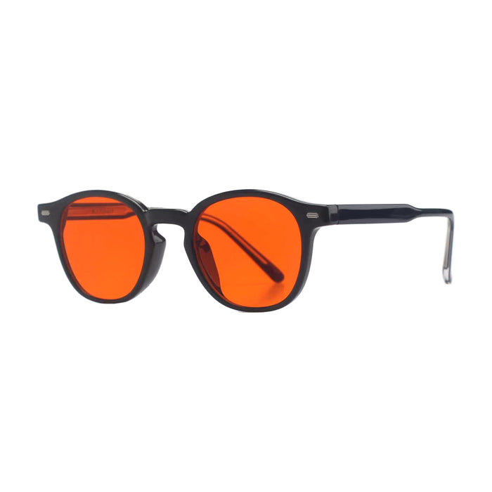 Zwarte bril met oranje glazen en Banky-logo, schuin van opzij