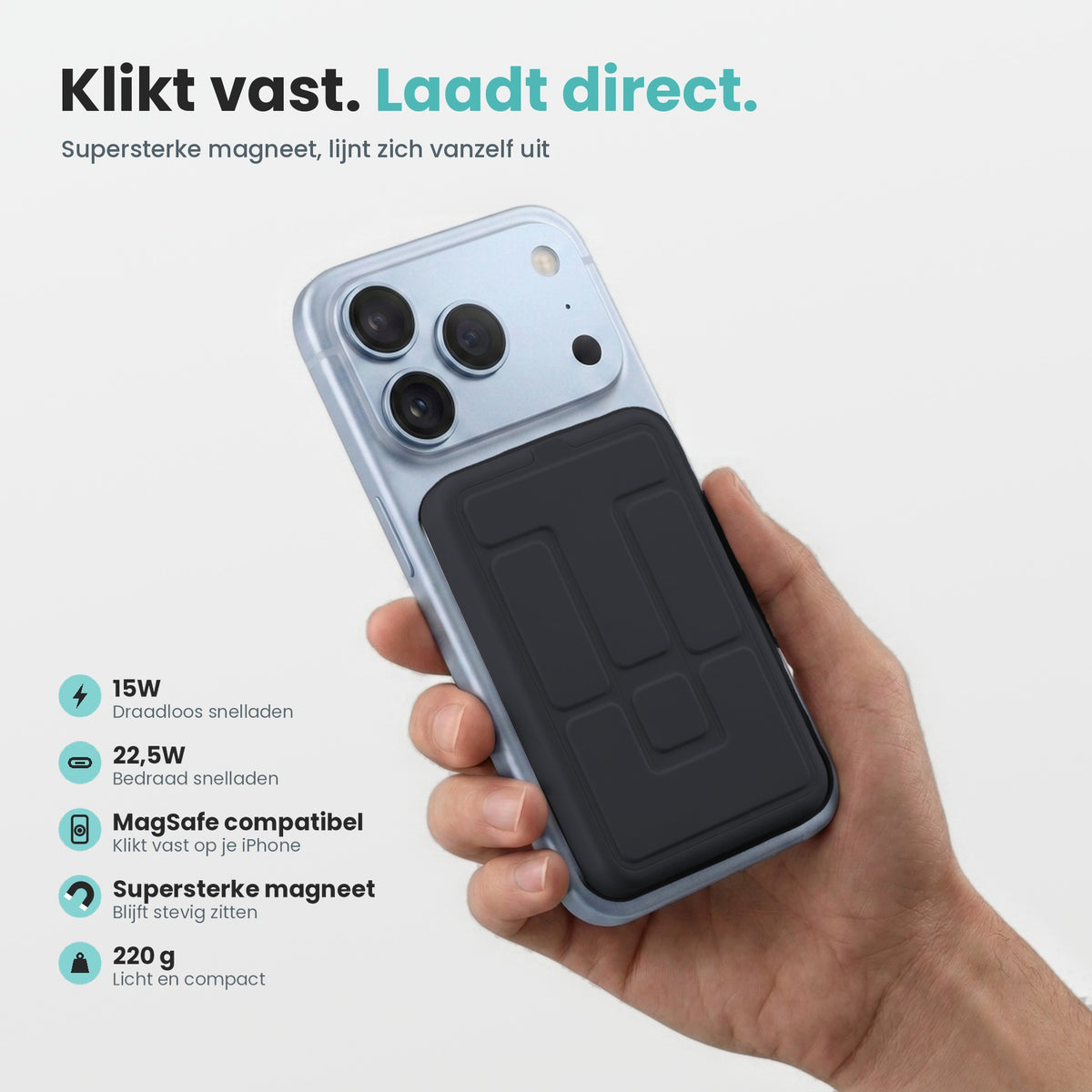 Zwarte Banky MagSafe powerbank klikt vast op een iPhone in de hand: 15W draadloos, 22,5W bedraad, supersterke magneet en 220 g