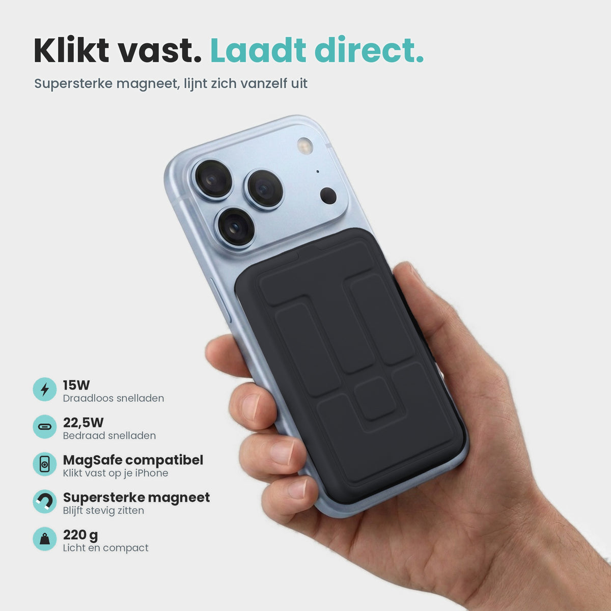 Zwarte Banky MagSafe powerbank klikt vast op een iPhone in de hand: 15W draadloos, 22,5W bedraad, supersterke magneet en 220 g