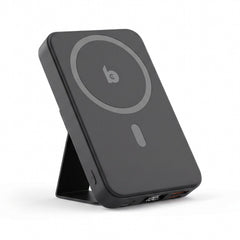 Zwarte Banky MagSafe powerbank 10.000 mAh 22,5W met uitklapbare standaard