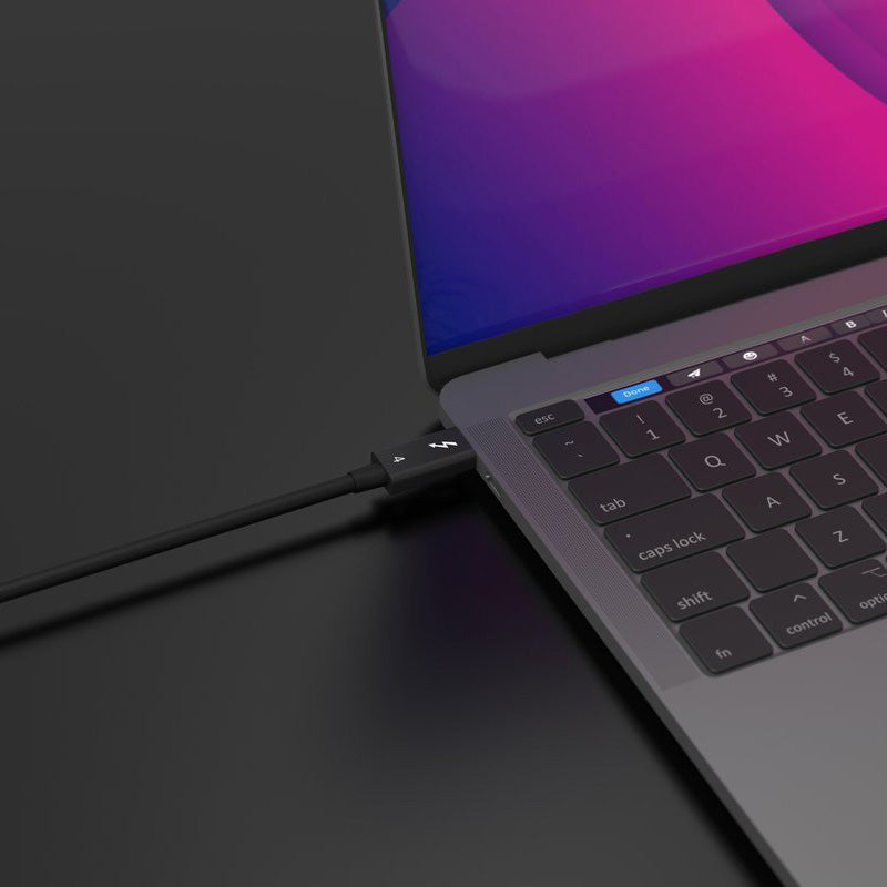 Banky Thunderbolt 4 kabel voor Apple, verbonden met een MacBook