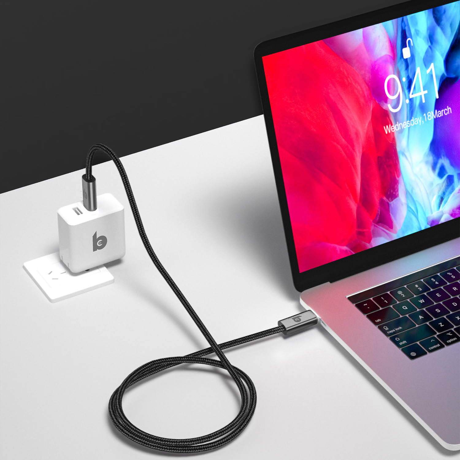 Banky USB-C snellaadkabel, verbonden met een MacBook op bureau
