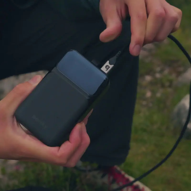Banky 65W laptop powerbank laadt een drone-accu op in de Dolomieten, still uit de Banky video
