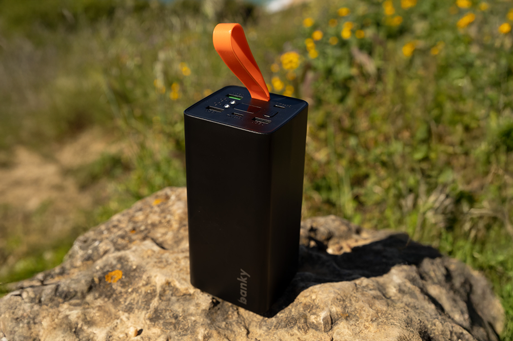 50000mah powerbank met achtergrond op reis