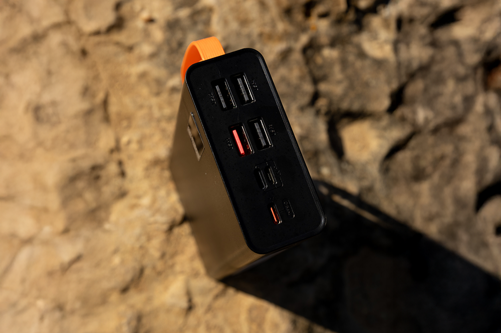 powerbank 30000 mah met ingebouwde kabels en usb poorten