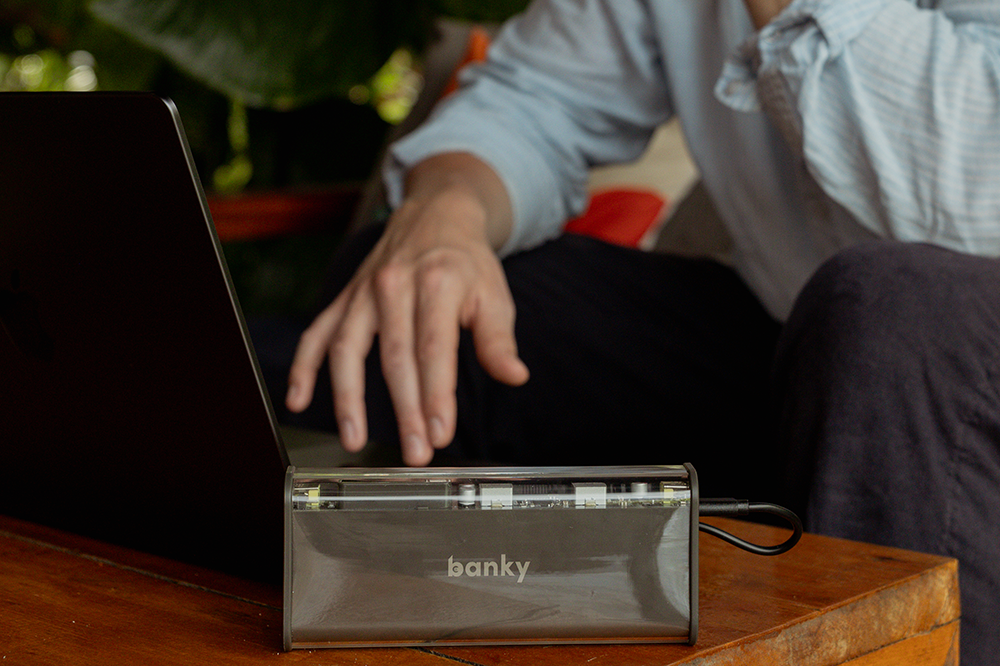 Beste laptop powerbank (100W) kopen: zo laad je je MacBook onderweg op (2026)