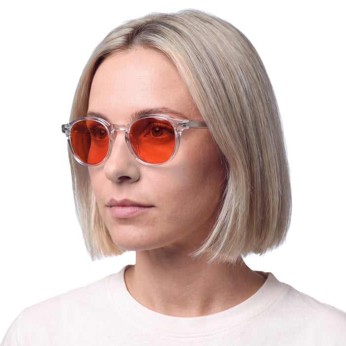 Vrouw met de transparante bril met oranje glazen van Banky
