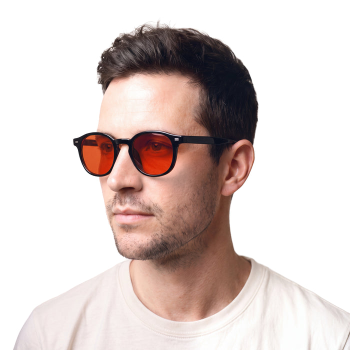 Man draagt de Banky blue light glasses met zwart montuur