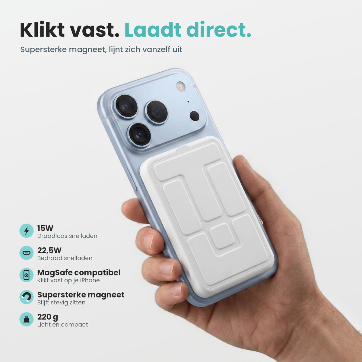 Witte Banky MagSafe powerbank klikt vast op een iPhone in de hand: 15W draadloos, 22,5W bedraad, supersterke magneet en 220 g