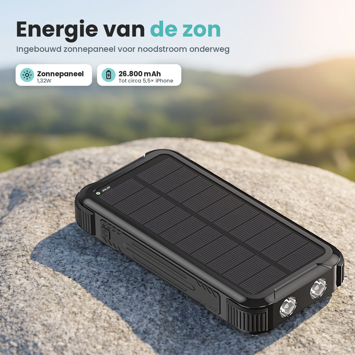 Banky solar powerbank 26.800 mAh op een rots buiten, opladen met zonlicht via het ingebouwde zonnepaneel voor noodstroom onderweg